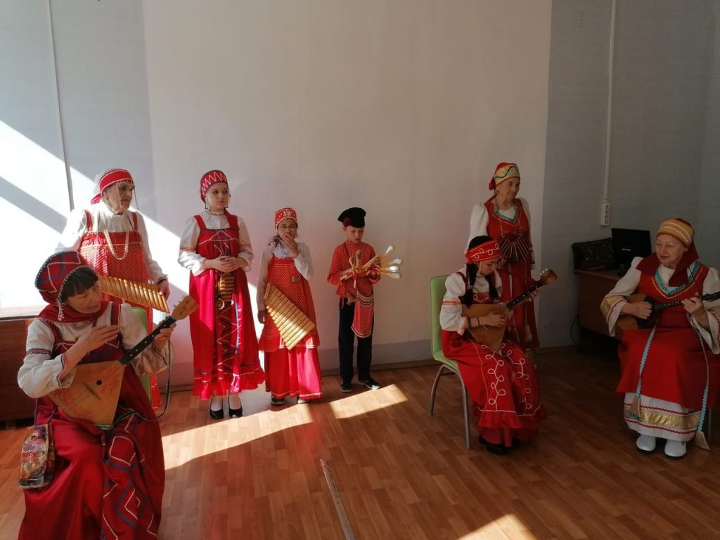 18 мая артисты фольклорного ансамбля «Веснянка» провели «Веселые посиделки» в центре социального обслуживания населения «Береника».